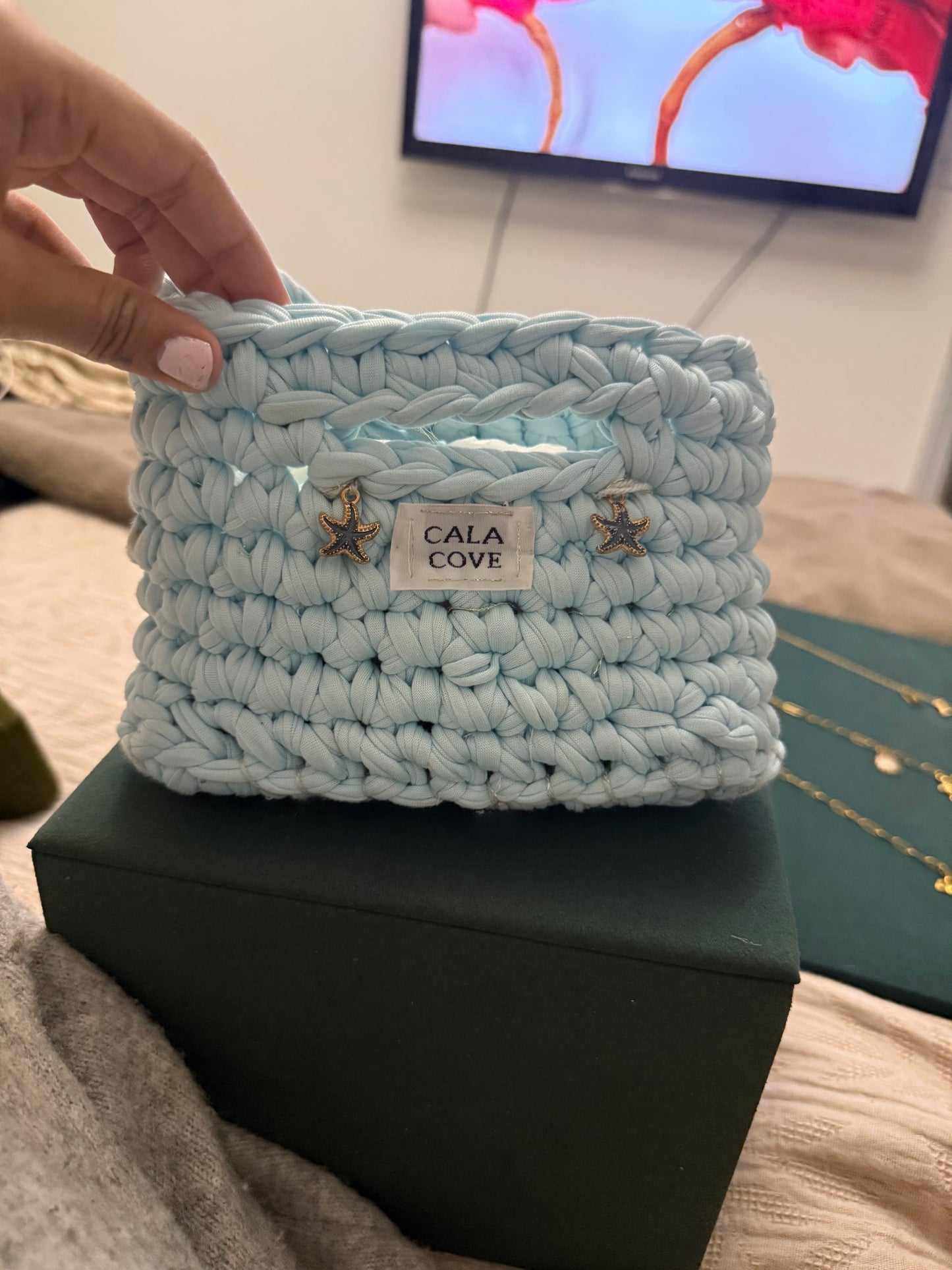 Bubblegum pop mini bag comes with small handle