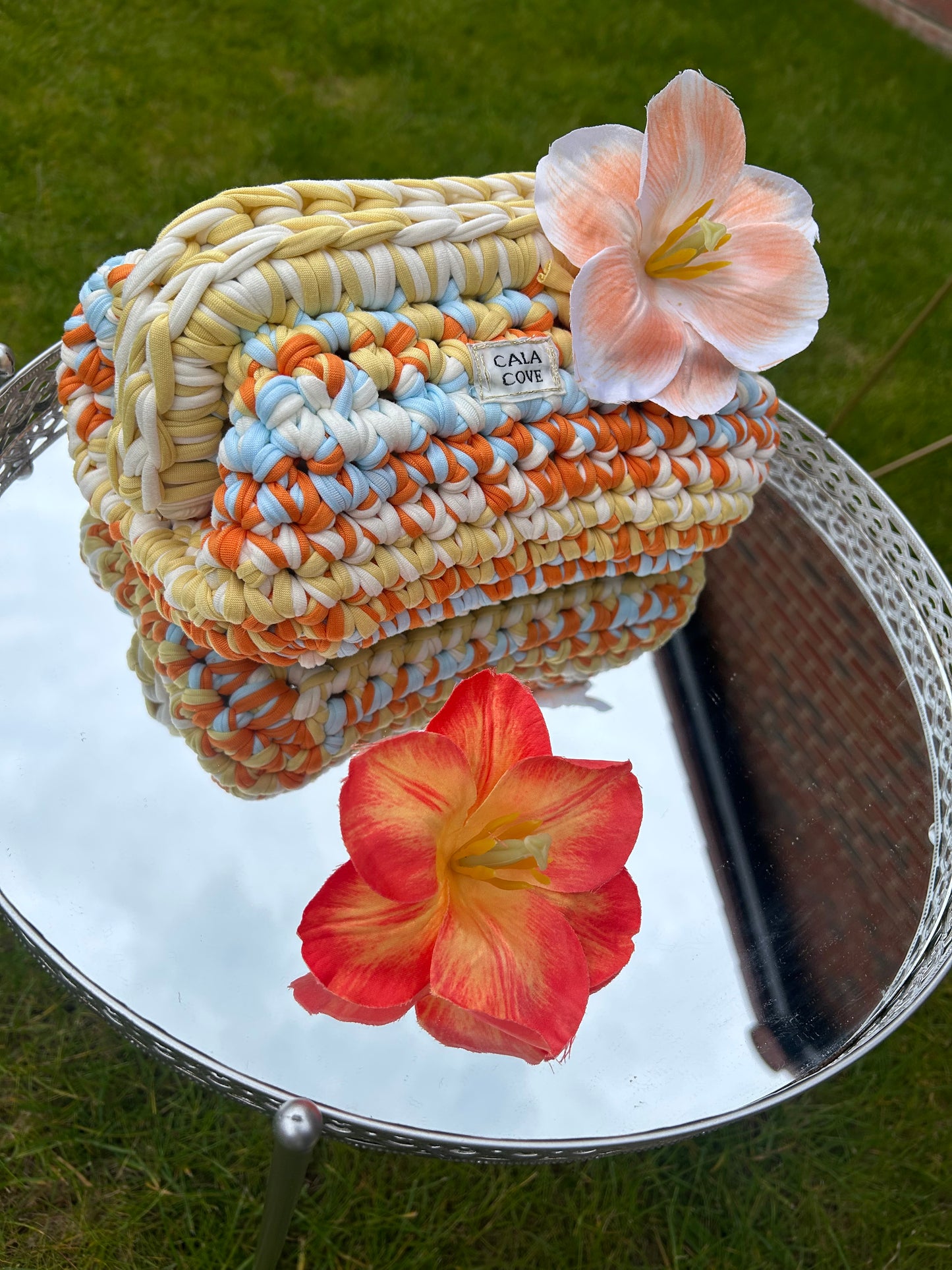 The Cala Cove Clutch
